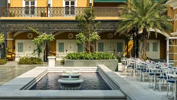 Piscine extérieure, parasols de plage