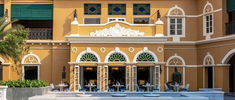Un hotel con patio que tiene asientos al aire libre y una fuente.