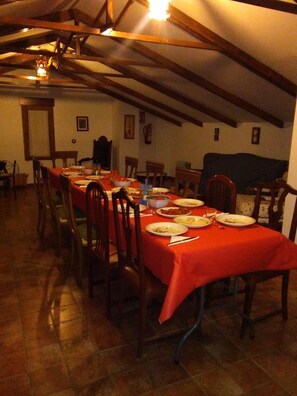 Desayuno de cocina local (EUR 3 por persona) 