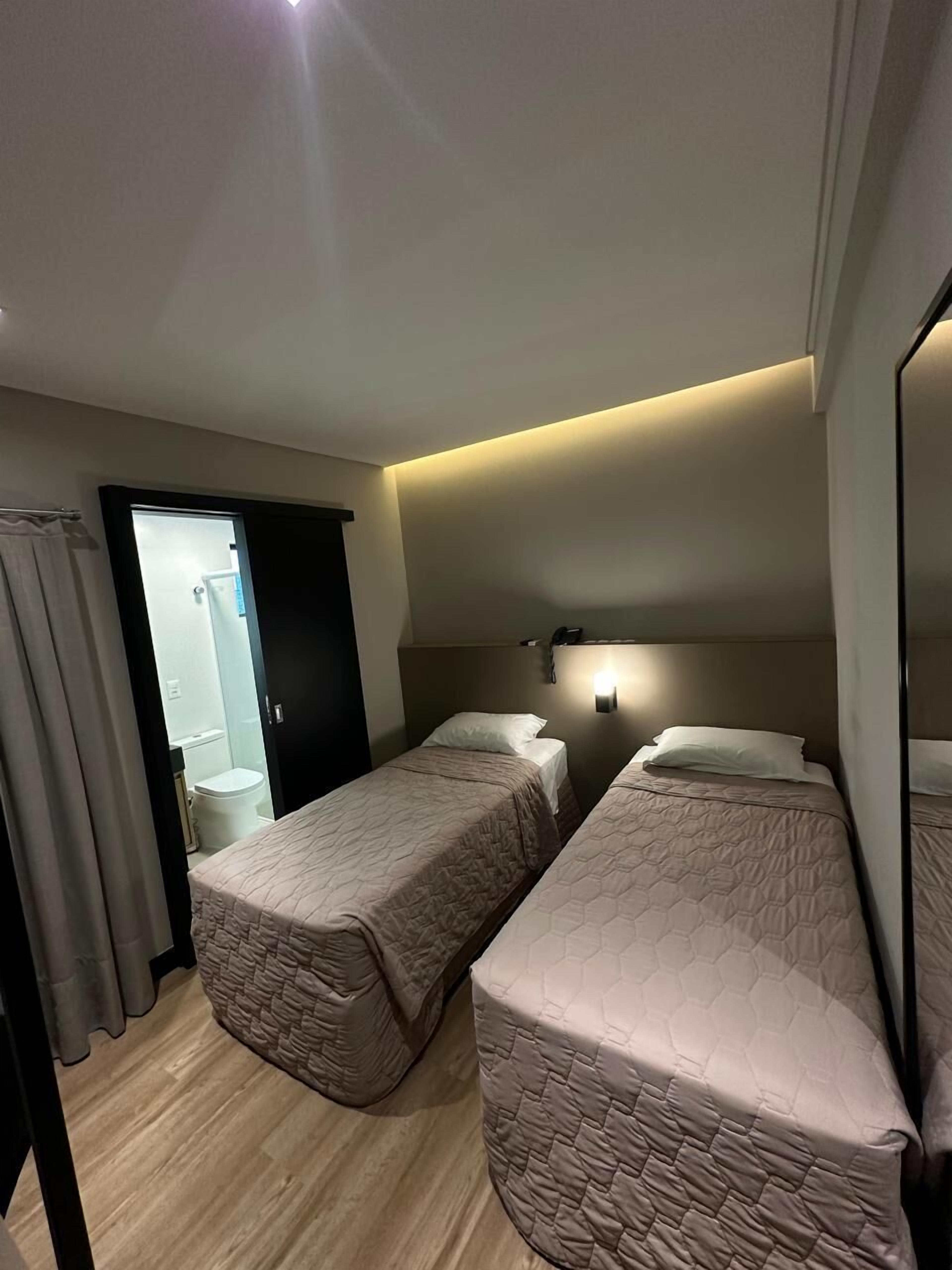 Værelse med 2 enkeltsenge | Skrivebord, arbejdsområde til bærbare computere, mørklægningsgardiner