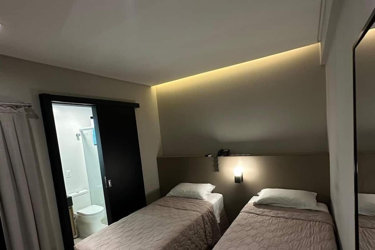 Værelse med 2 enkeltsenge | Skrivebord, arbejdsområde til bærbare computere, mørklægningsgardiner