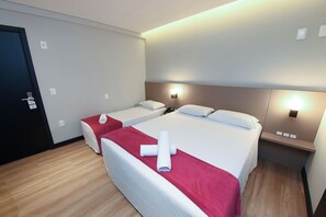 Casal +1 | Desk, laptop workspace, blackout drapes, iron/ironing board - Arco do Sol Parque Hotel (Camboriú)