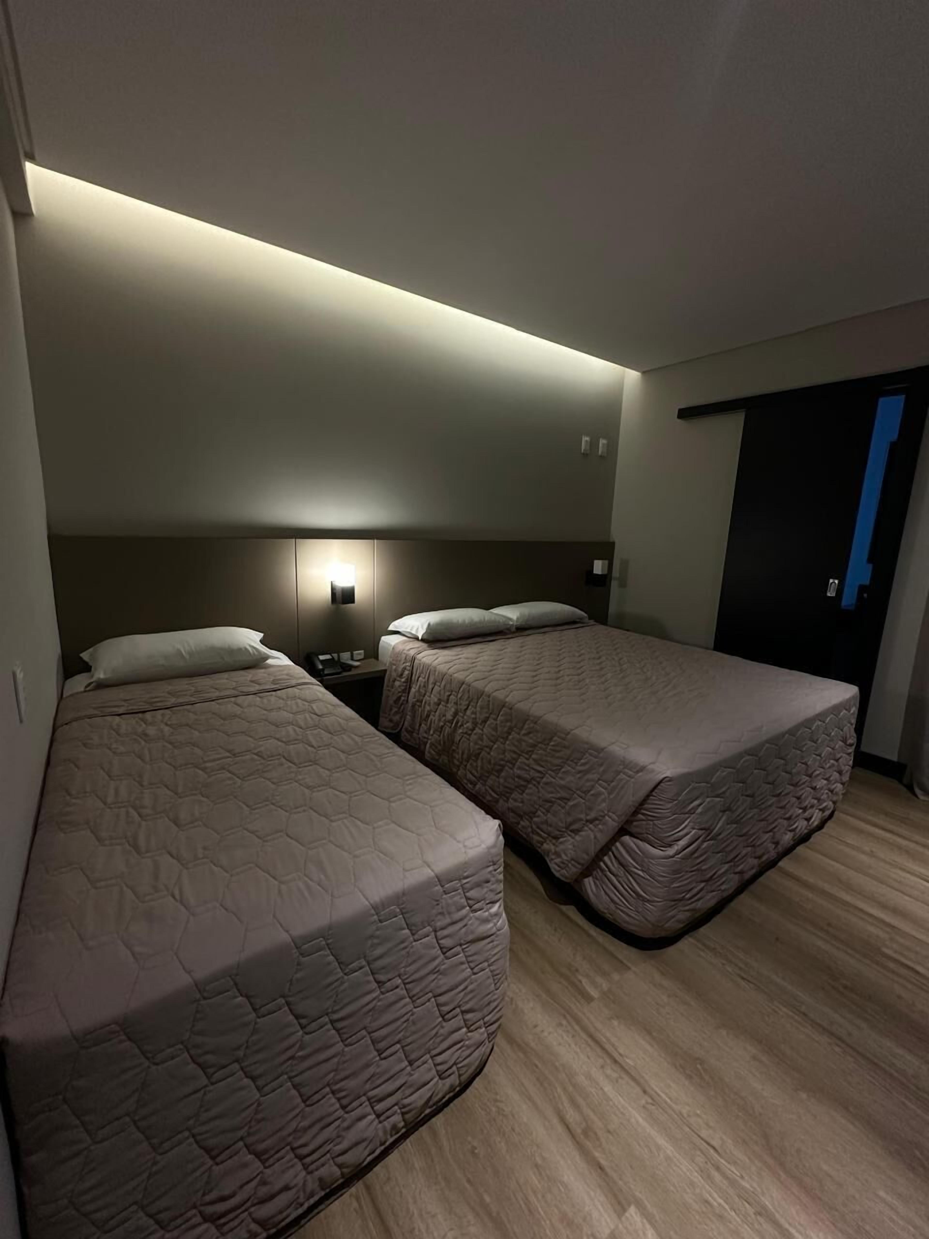 Familieværelse til 3 personer | Skrivebord, arbejdsområde til bærbare computere, mørklægningsgardiner