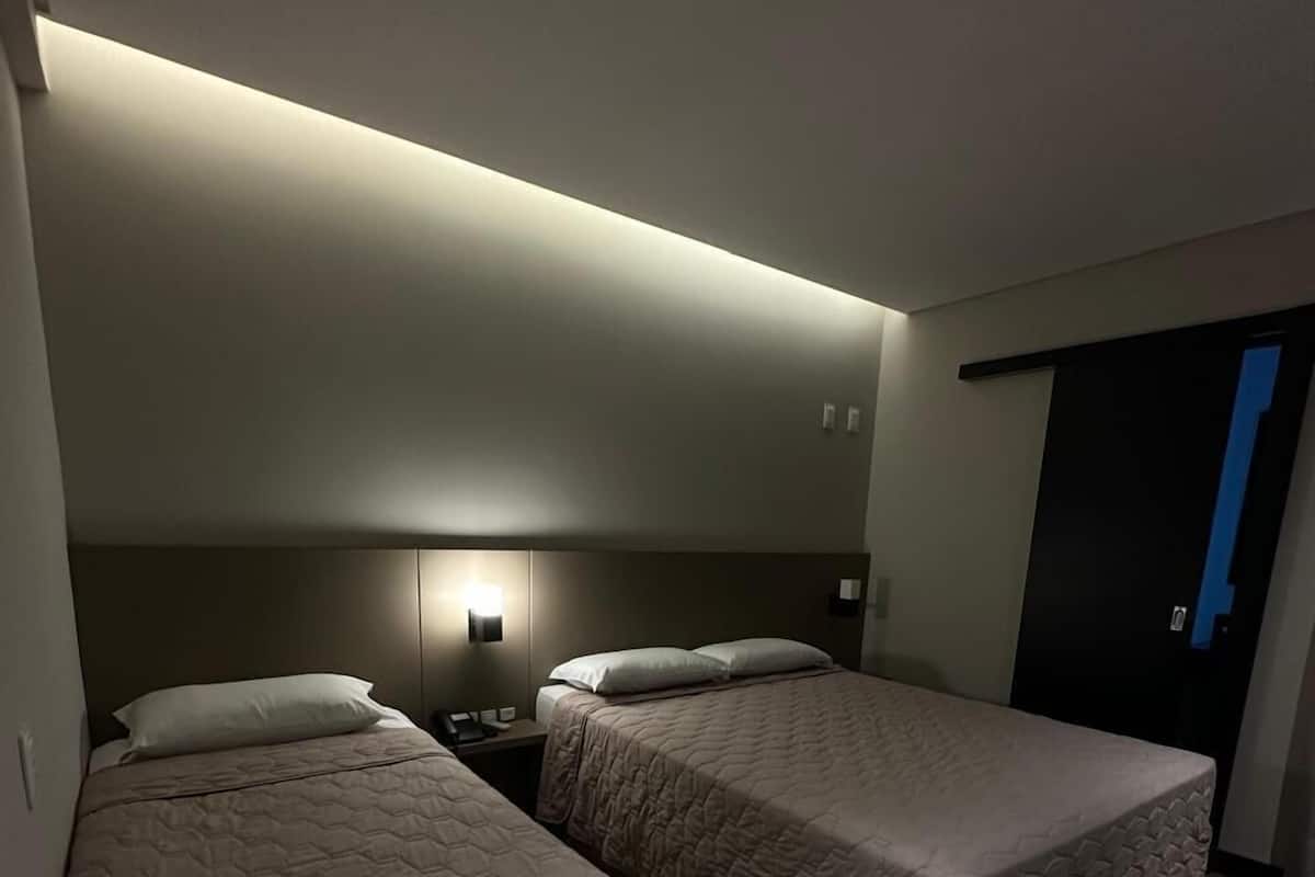 Familieværelse til 3 personer | Skrivebord, arbejdsområde til bærbare computere, mørklægningsgardiner