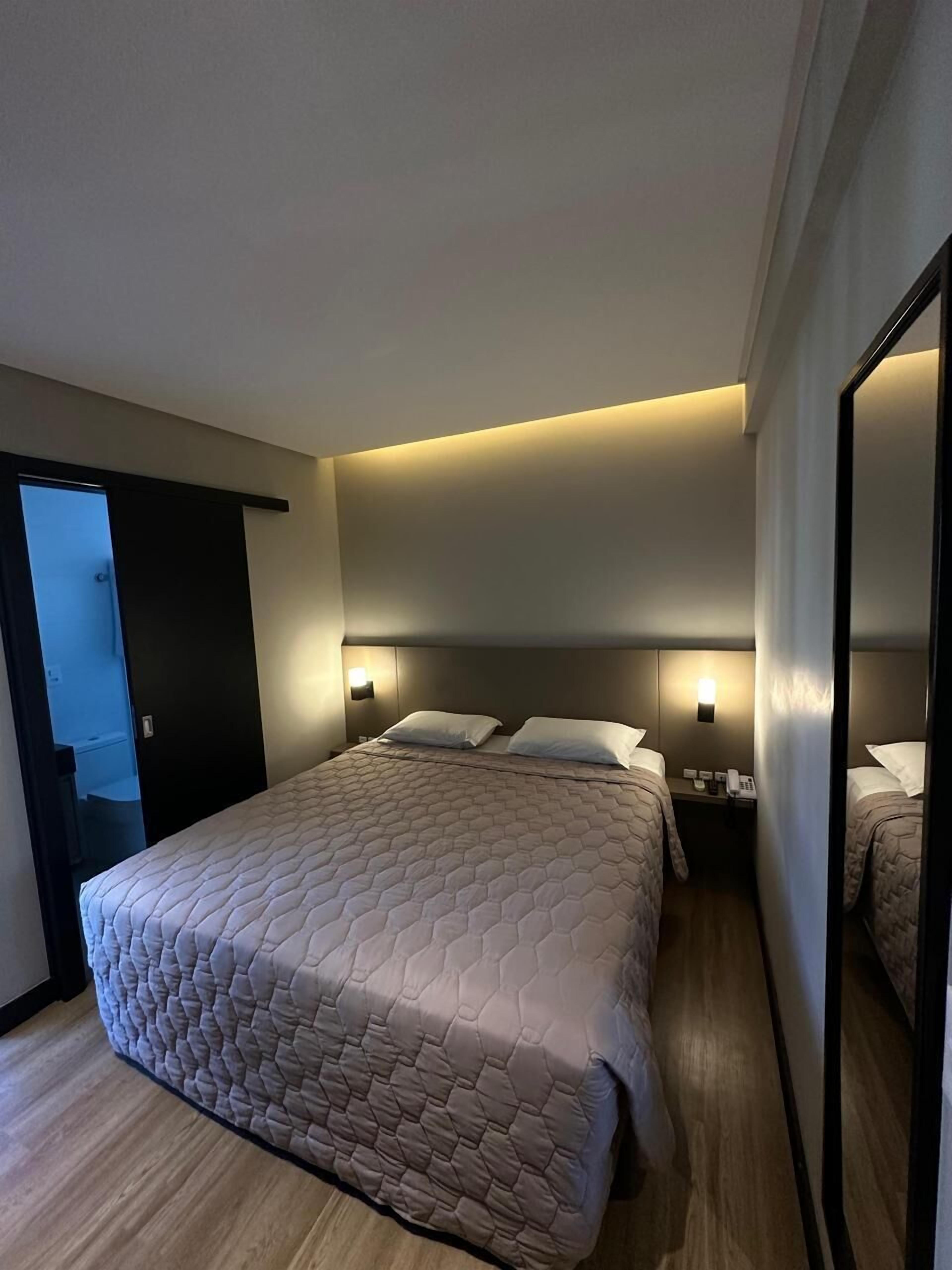 Dobbeltværelse | Skrivebord, arbejdsområde til bærbare computere, mørklægningsgardiner