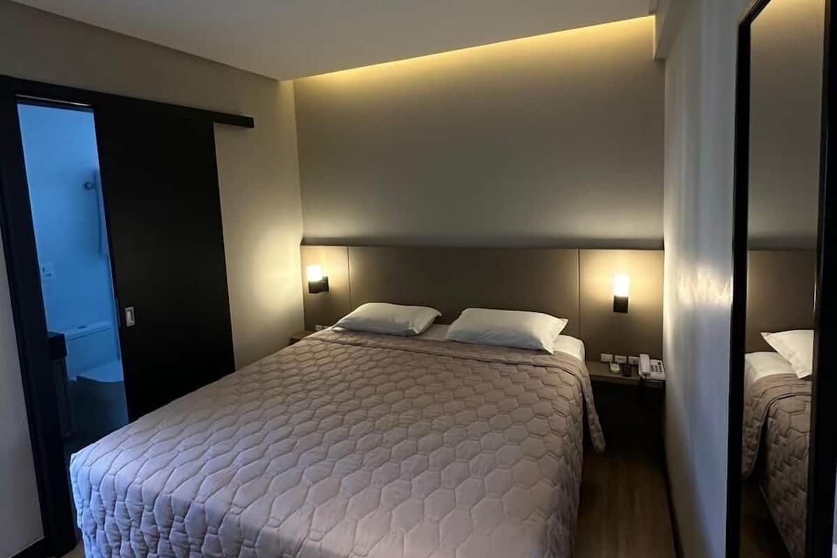 Dobbeltværelse | Skrivebord, arbejdsområde til bærbare computere, mørklægningsgardiner