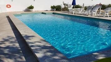 Piscina externa, funciona das 8h às 23h, espreguiçadeiras