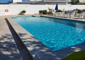 Alberca al aire libre, acceso de 08:00 a 23:00, y camastros 