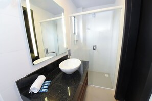 Habitación cuádruple | Baño | Ducha, secador de pelo, toallas y jabón