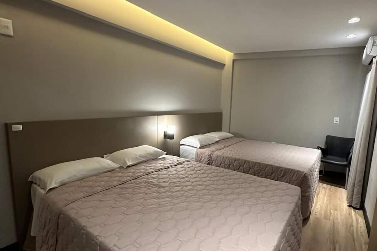 Familieværelse til 4 personer | Skrivebord, arbejdsområde til bærbare computere, mørklægningsgardiner