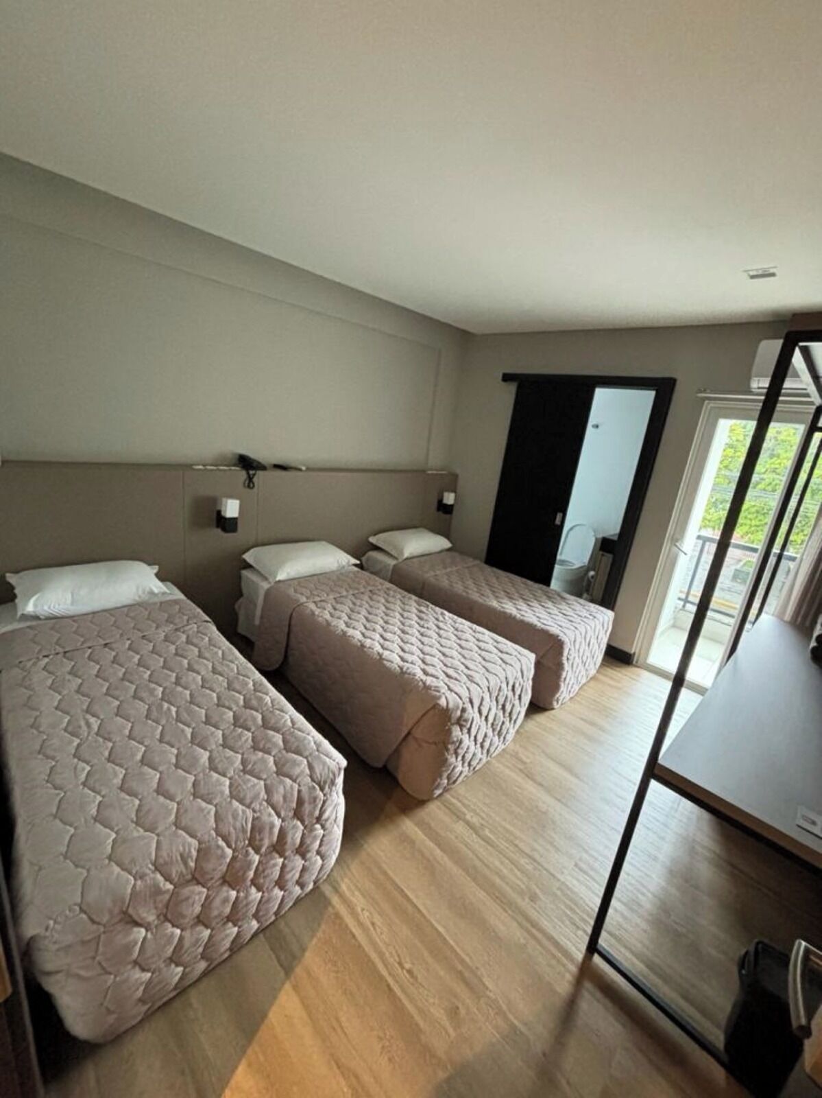 Værelse til 3 personer | Skrivebord, arbejdsområde til bærbare computere, mørklægningsgardiner