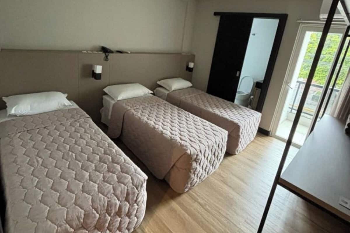 Værelse til 3 personer | Skrivebord, arbejdsområde til bærbare computere, mørklægningsgardiner