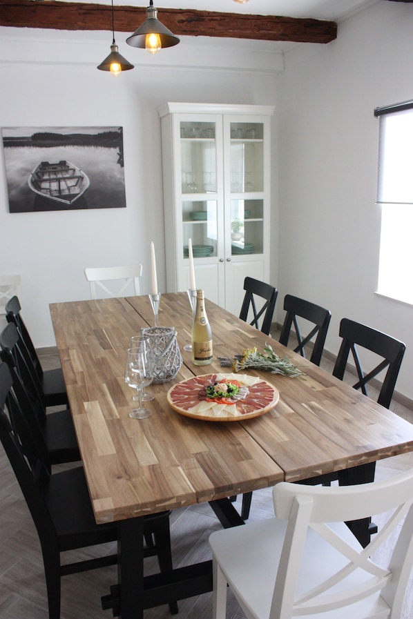 In-room dining - Villa Mate (Kolan)