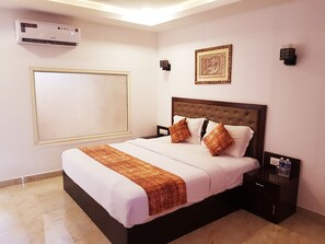 Habitación doble Deluxe | Sala de estar | Televisión LED de 32 pulgadas con canales por cable y televisión 