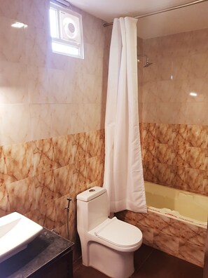 Habitación doble Deluxe | Baño | Regadera, amenidades de baño gratuitas, toallas 