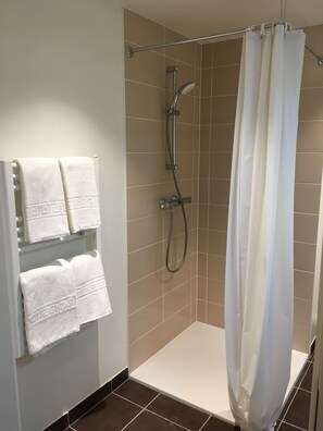 Superior Studio, Non Smoking (2 People) | Bathroom amenities | Shower, free toiletries, towels - KOSY Appart’Hôtels – Art’ & Facts (Nancy)