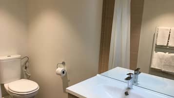 Superior studio, niet-roken (2 People) | Badkamer | Een douche, gratis toiletartikelen, handdoeken