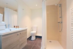 Bathroom shower - KOSY Appart’Hôtels – Art’ & Facts (Nancy)