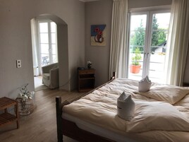 Escritorio, cortinas blackout, wifi gratis y ropa de cama 