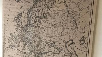 Un mapa histórico europeo enmarco, que incluye partes de África y Asia, con características geográficas y fronteras detalladas.