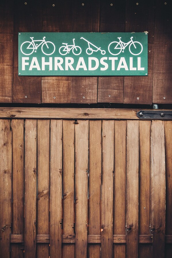 A wooden wall with a sign indicating a bicycle parking area. - Gasthaus und Pension Alter Hafen (Zehdenick)