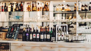 A bar area with various bottles of alcohol and glasses. - Gasthaus und Pension Alter Hafen (Zehdenick)