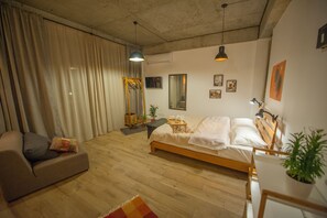 Doppelzimmer, Terrasse, Bergblick | Zimmersafe, Bügeleisen/Bügelbrett, kostenloses WLAN