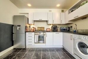 Apartment, 2 Bedrooms | Private kitchen | Full-sized fridge, microwave, oven, stovetop - Buchanan Street Apartment (Glasgow)