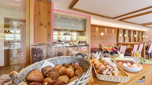 A buffet area with various breads, pastries, and a selection of fruits and juices. - Hotel Jauch's Löwen (March)