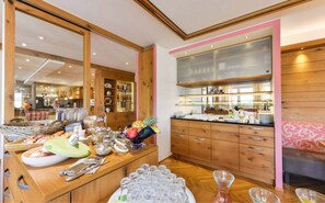 Free daily buffet breakfast - Hotel Jauch's Löwen (March)