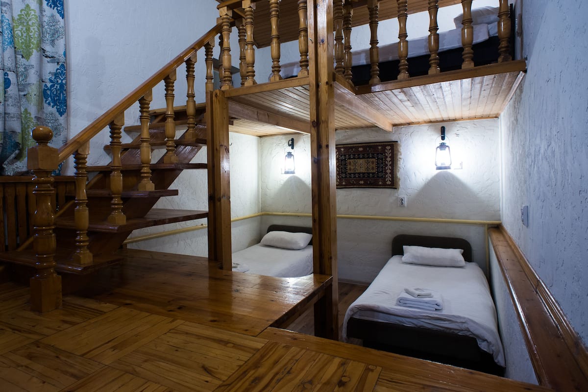 Chambre Familiale, en mezzanine | Fer et planche à repasser, lits bébé (gratuits)