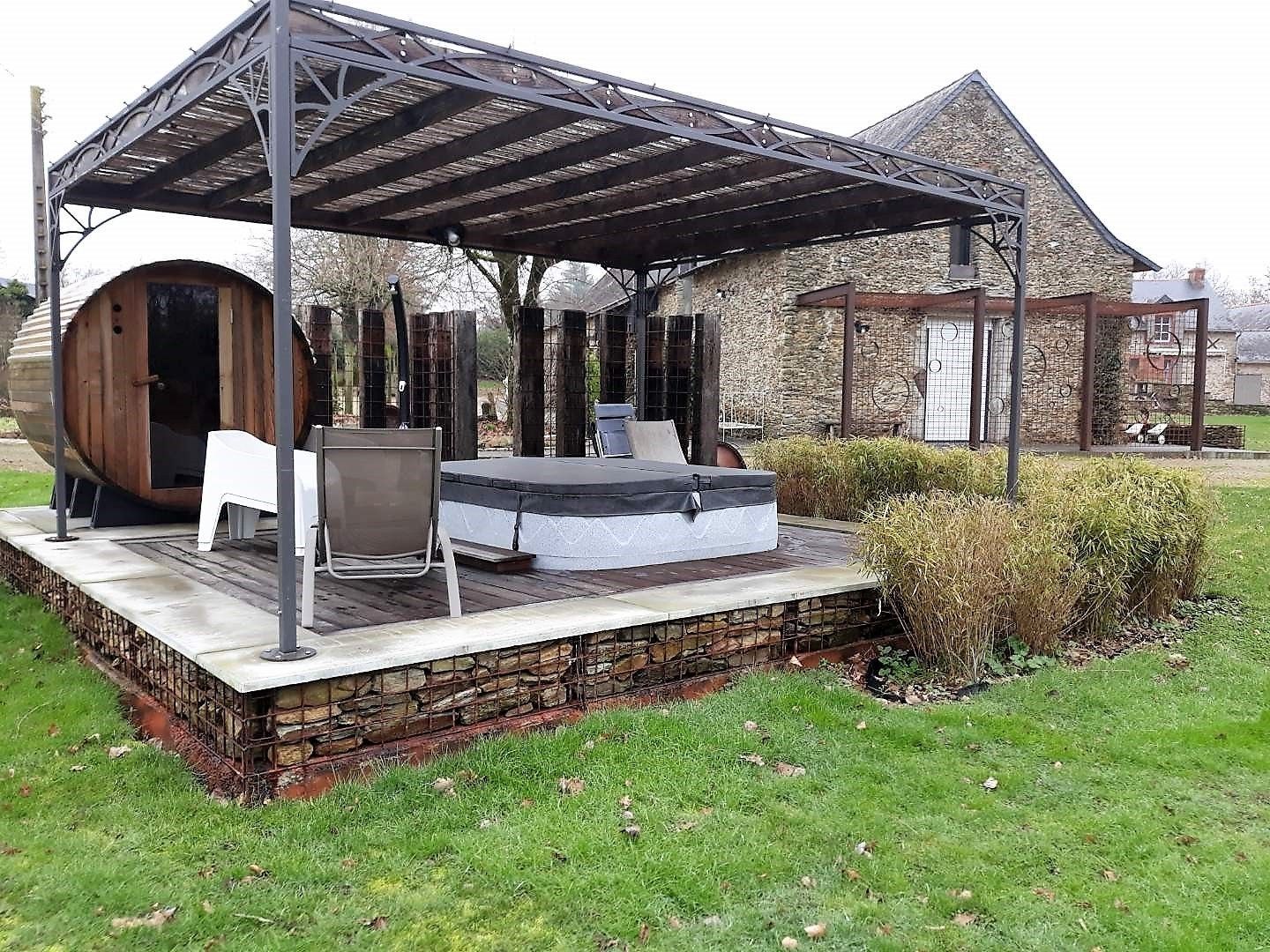 Bañera de hidromasaje al aire libre