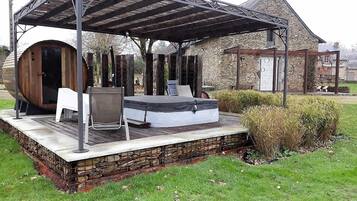 Bañera de hidromasaje al aire libre