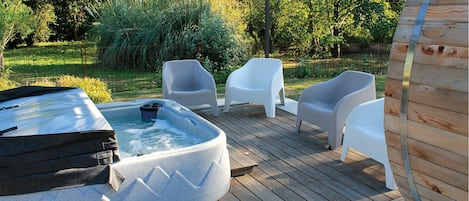 Outdoor spa tub