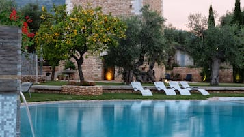 Piscine extérieure, parasols de plage, chaises longues