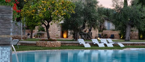 Piscine extérieure, parasols de plage, chaises longues