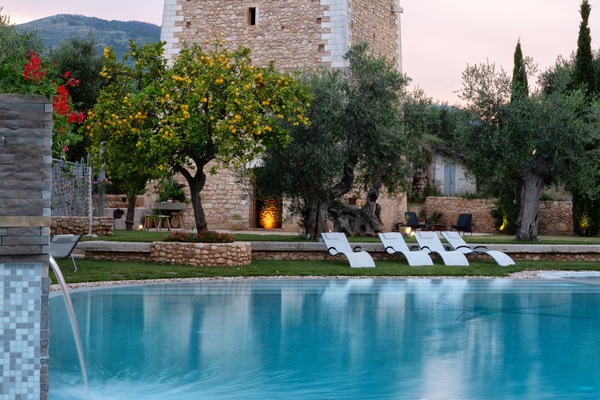 Piscina all'aperto, ombrelloni da piscina, lettini