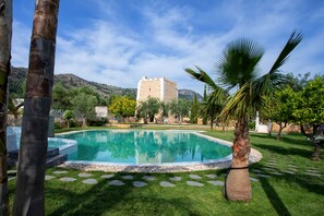 室外游泳池，提供泳池遮陽傘和日光浴躺椅