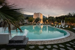 Piscine extérieure, parasols de plage, chaises longues