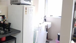 Apartamento, 3 quartos, vista para a cidade | Cozinha americana privada | Geladeira, micro-ondas, fogão, cooktop