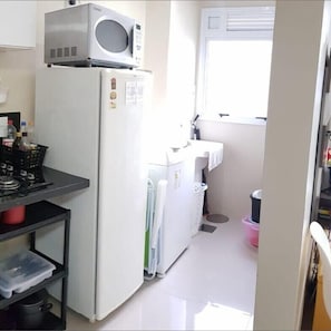 Apartamento, 3 quartos, vista para a cidade | Cozinha americana privada | Geladeira, micro-ondas, fogão, cooktop