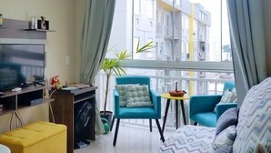 Apartamento, 3 quartos, vista para a cidade | Área de estar | TV de tela plana
