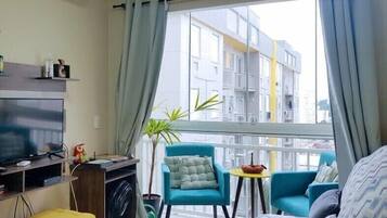 Apartamento, 3 quartos, vista para a cidade | Área de estar | TV de tela plana