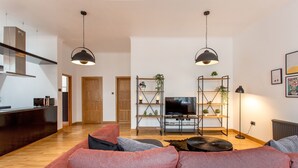 Appartement, 2 slaapkamers | Woonruimte | Een flatscreentelevisie en een videogameconsole