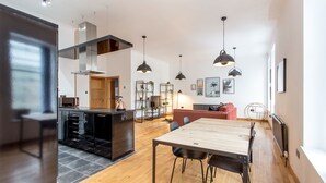 Appartement, 2 slaapkamers | Woonruimte | Een flatscreentelevisie en een videogameconsole