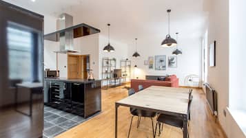 Departamento, 2 habitaciones | Área de sala de estar | Televisión de pantalla plana y consola de videojuegos