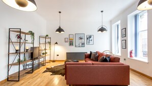 Appartement, 2 slaapkamers | Woonruimte | Een flatscreentelevisie en een videogameconsole