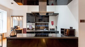 Appartement, 2 slaapkamers | Privékeuken | Een koffiezetapparaat/waterkoker, een koelkast/vriezer, een magnetron