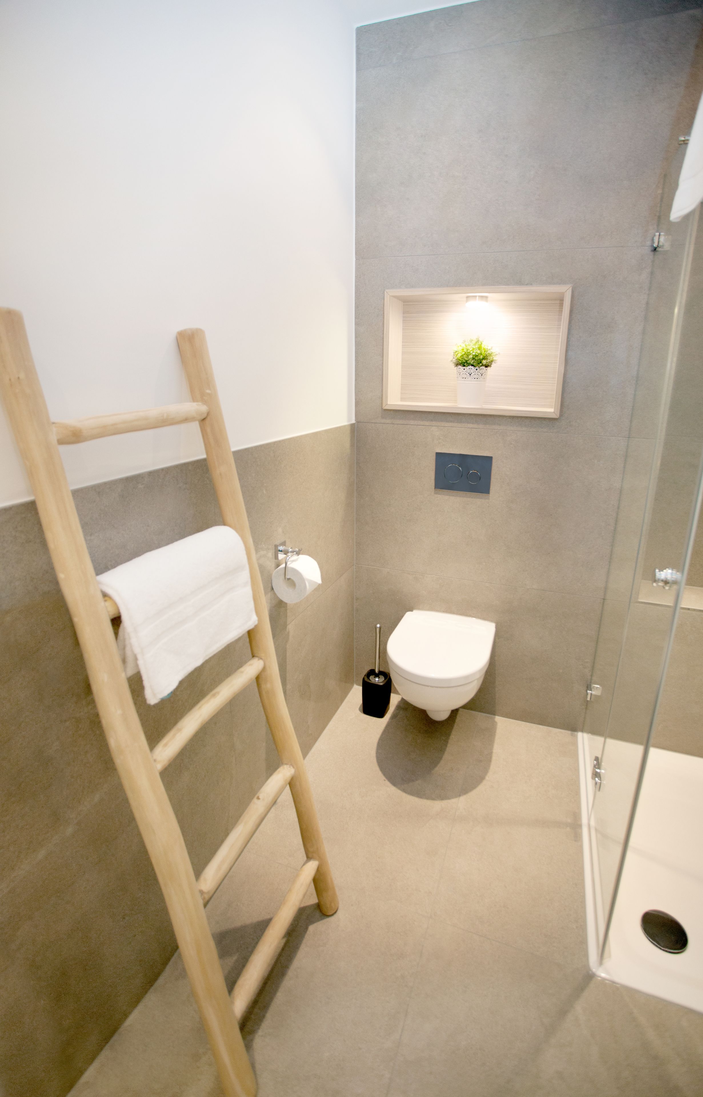 single room | bathroom amenities | hair dryer, towels, soap, shampoo