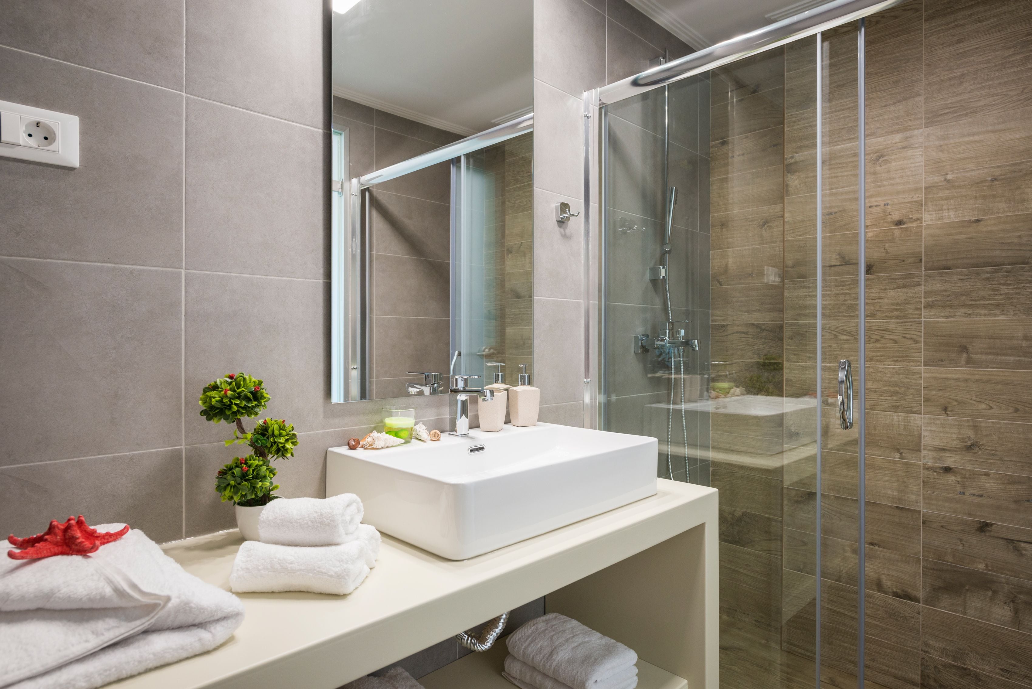 Apartamento, 1 habitación, no fumadores, vistas parciales al mar | Baño | Ducha, artículos de higiene personal gratuitos y secador de pelo